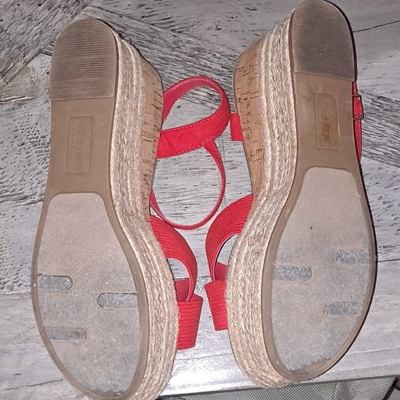 Fergalicious red strap sandals - Picture 6 of 6